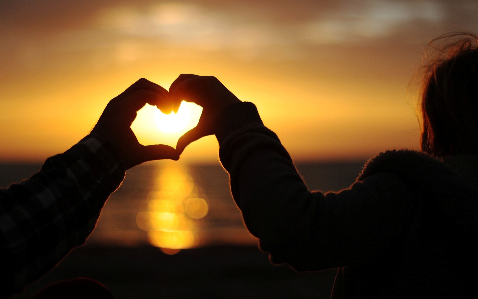 stimmungen hände herz herz mädchen frau kerl mann sonnenuntergang romantik sonne himmel bokeh liebe hintergrund tapete widescreen vollbild widescreen