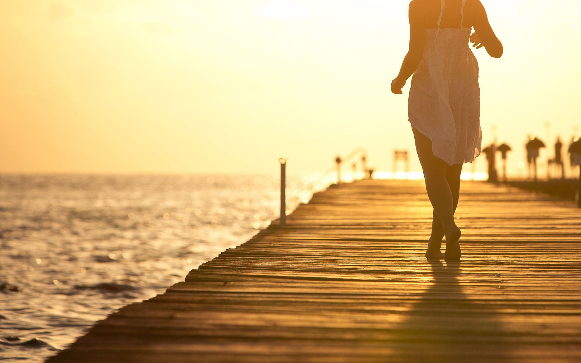 humeur romance jetée mise au point coucher de soleil soirée ciel jaune robe fille filles filles fille femmes femme marcher seul solitude seul pensées bonheur liberté repos se détendre se détendre lumière eau mer océan jambes jambes ombre figure hanches t