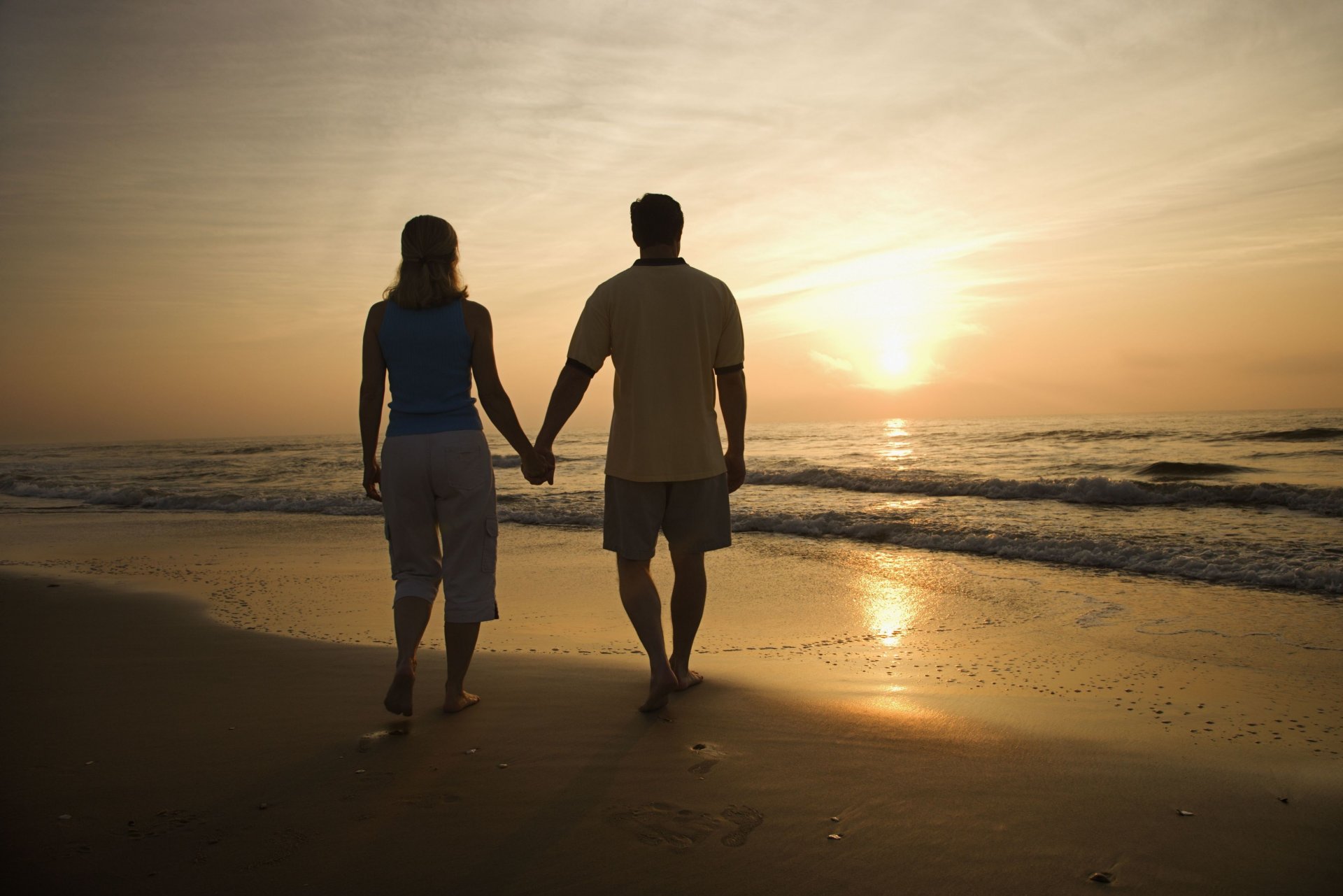 humeur fille homme gars femme couple sentiments amour mains sable plage mer eau vague soleil coucher de soleil silhouettes fond d écran écran large plein écran écran large écran large