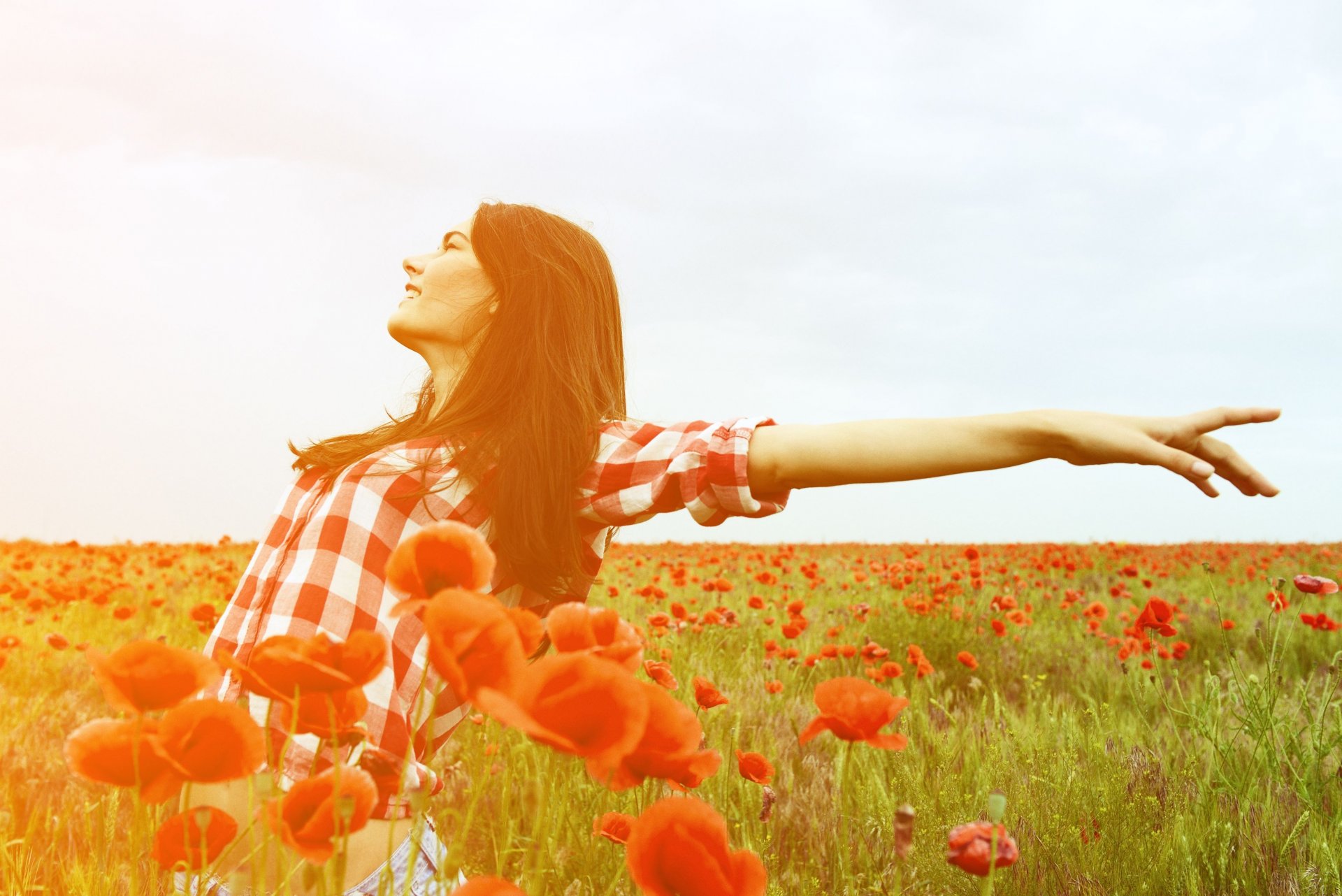 stati d animo ragazza donna ragazza sorriso positivo gioia mani libertà campo fiori fiori papavero rosso piante foglie volantini sole sfondo carta da parati widescreen a schermo intero widescreen