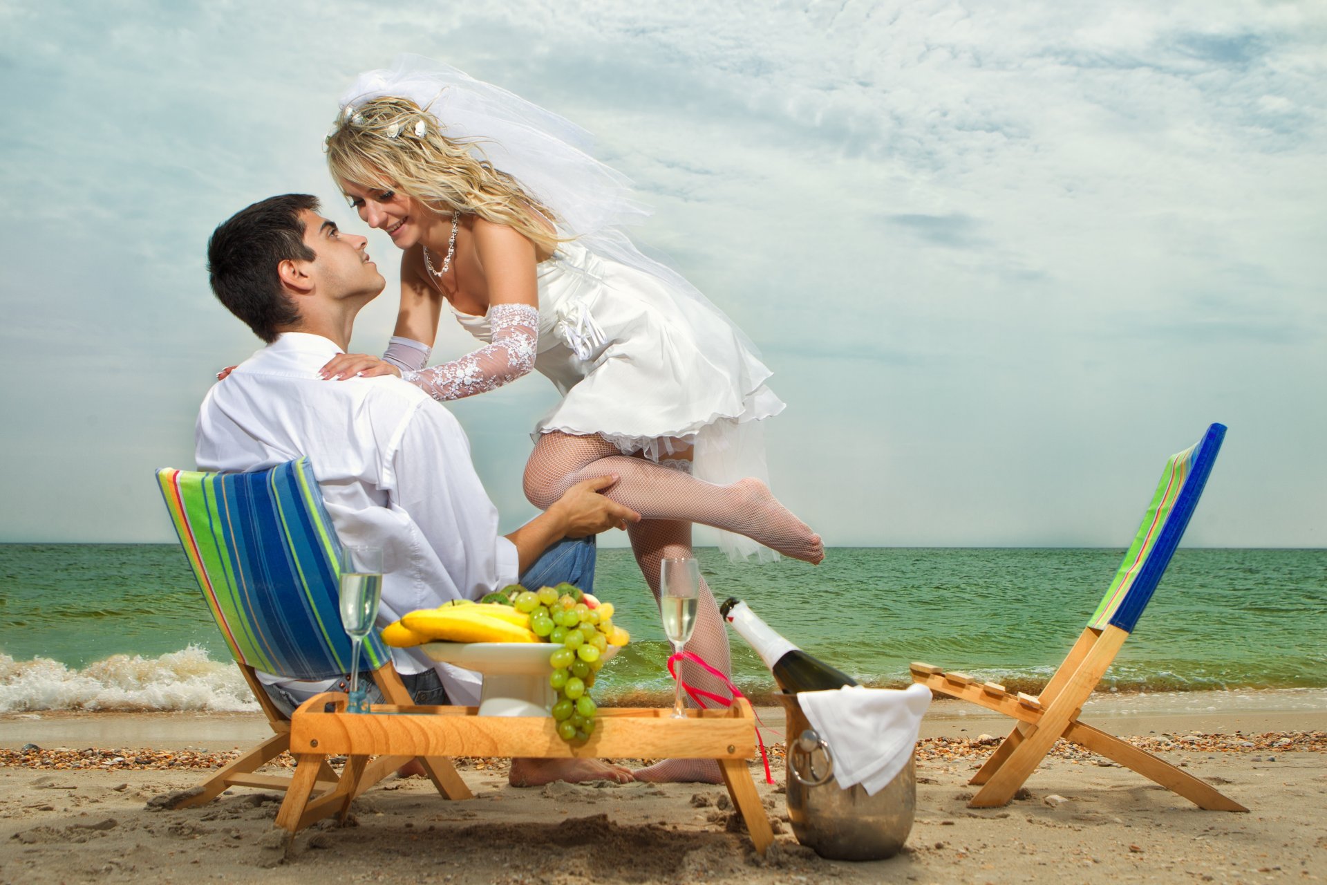 playa mar chica novio novia velo sonrisa sillas uvas plátanos copa de vino