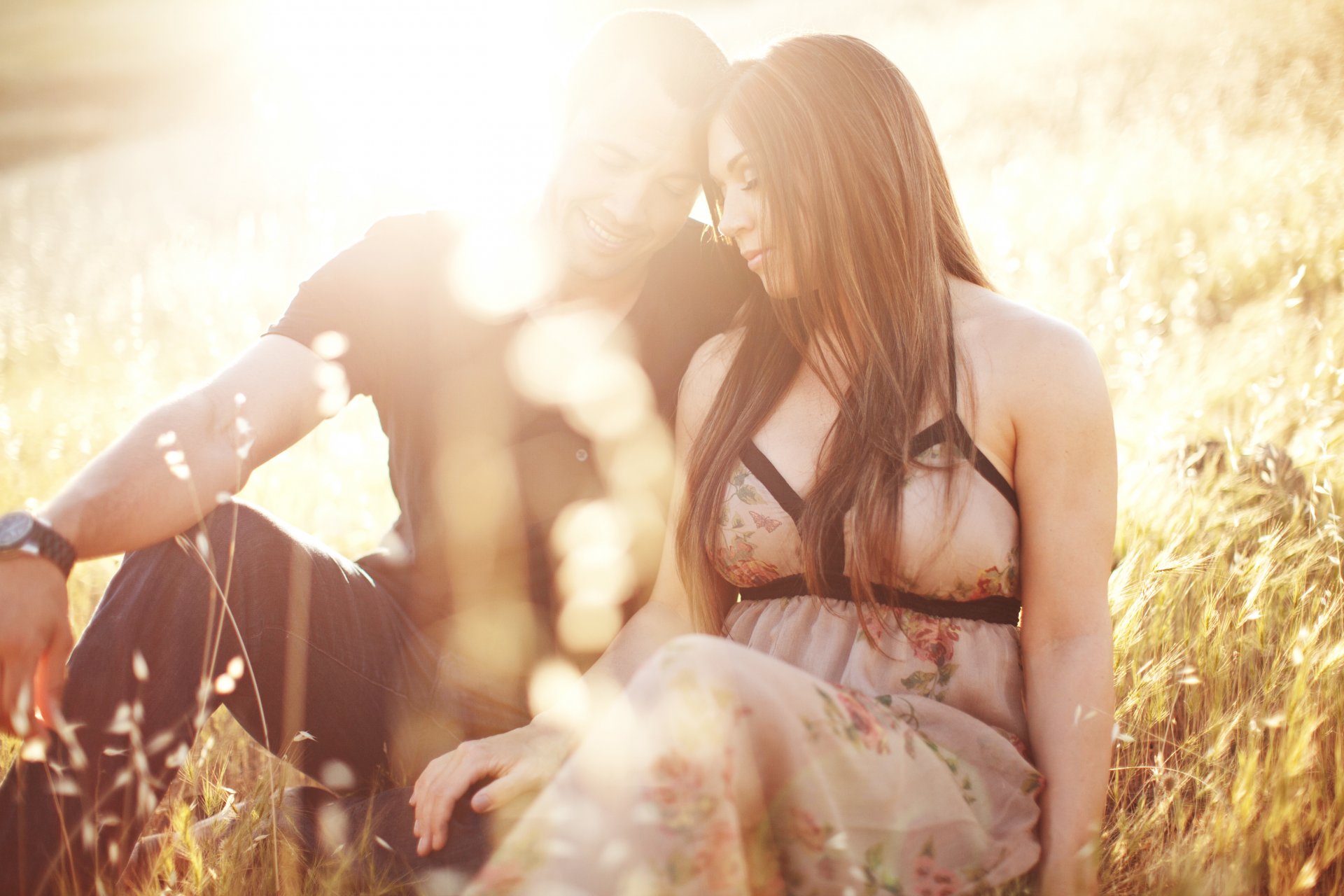 stimmungen mädchen brünette kleid mann kerl lächeln uhr paar liebhaber liebe gefühle zärtlichkeit wärme in der nähe natur pflanzen grüns feld sonne. bokeh hintergrund tapete widescreen vollbild widescreen