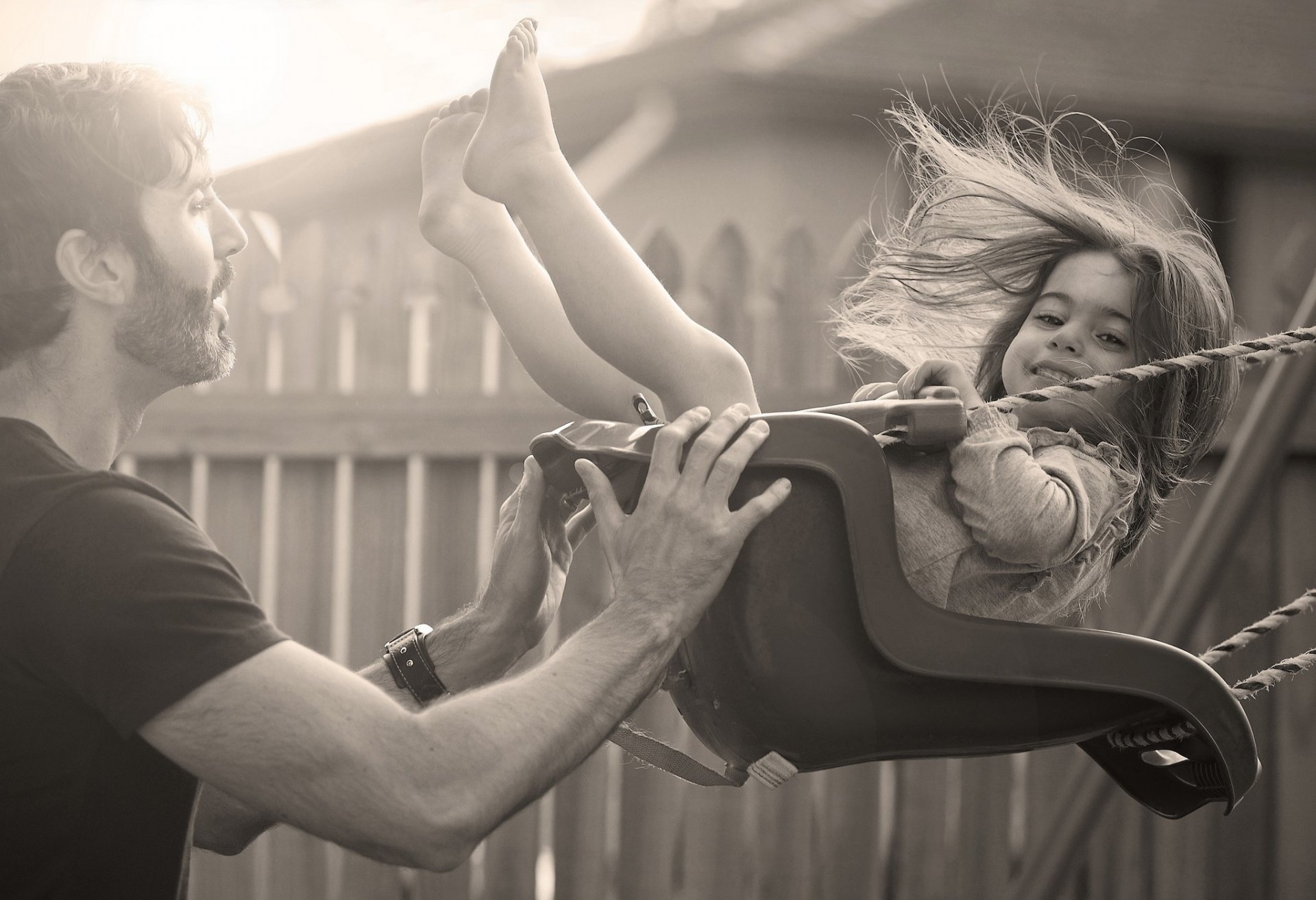 stimmung vater vater mann kerl kind kinder kinder mädchen lächeln freude kindheit unterhaltung schaukel schaukel hintergrund tapete widescreen vollbild widescreen widescreen