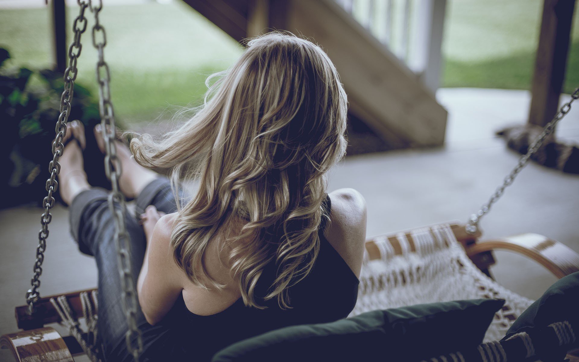 humeur fille cheveux balançoire fond fond d écran