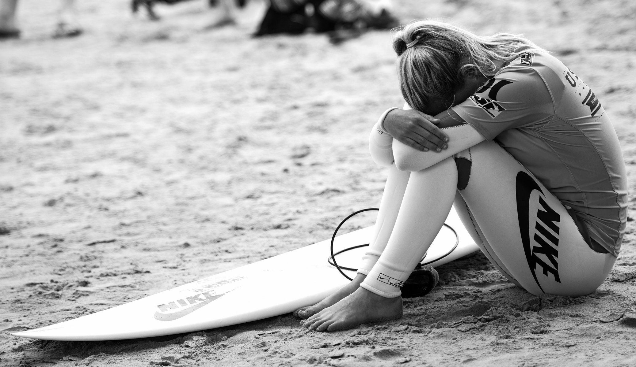 chica surf playa tablas de surf experiencia trastorno excitación experiencia emoción