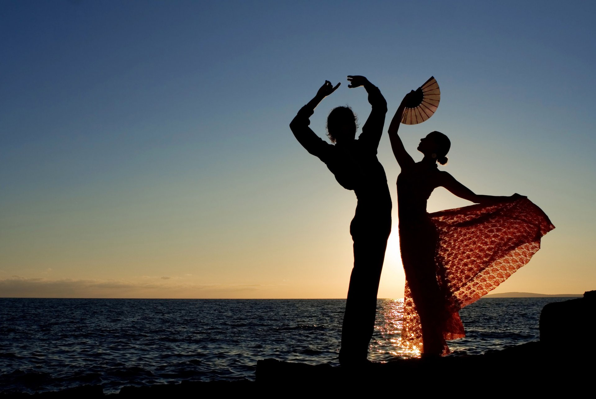 stimmung mädchen kerl mann frau pose silhouette kleid rock fan tanz bewegung natur meer fluss wasser wellen sonnenuntergang himmel hintergrund tapete widescreen vollbild widescreen