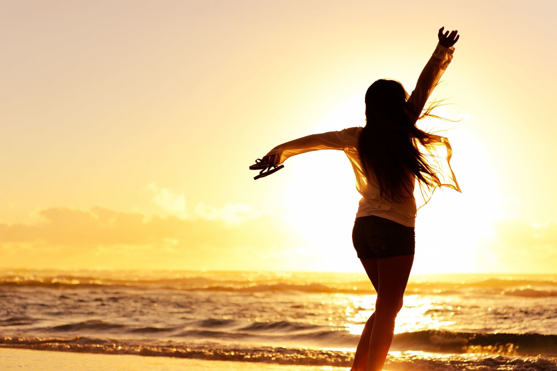 umore ragazza silhouette libertà pantaloncini scarpe ardesia vento mare acqua onda sabbia spiaggia tramonto sera sfondo carta da parati widescreen schermo intero widescreen widescreen