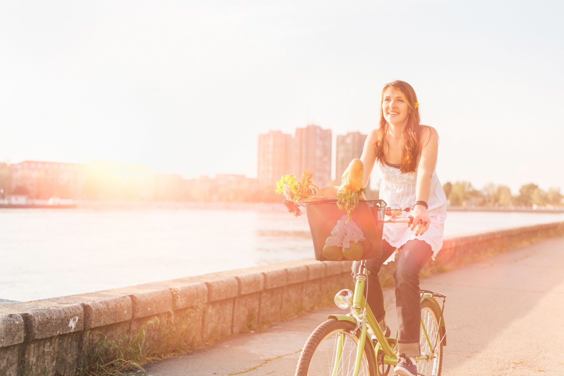 humor chica sonrisa alegría deportes bicicleta cesta cesta flores flores carretera calle asfalto agua río edificio sol fondo papel pintado pantalla ancha pantalla completa pantalla ancha pantalla ancha