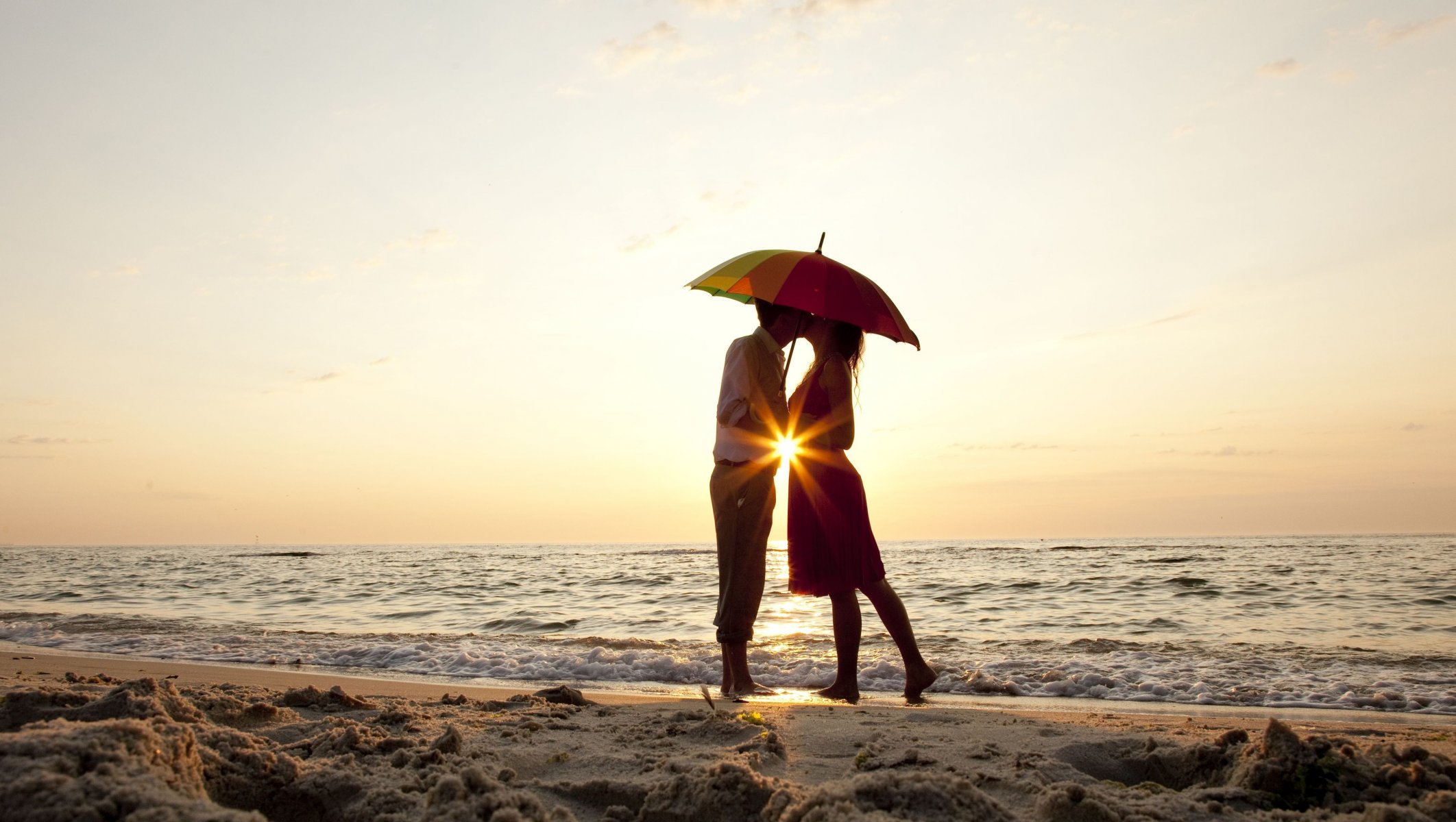 humeur fille gars homme femme couple amoureux amour sentiments romance parapluie parapluie été plage sable mer eau rivière vague baiser fond d écran écran large plein écran écran large écran large large