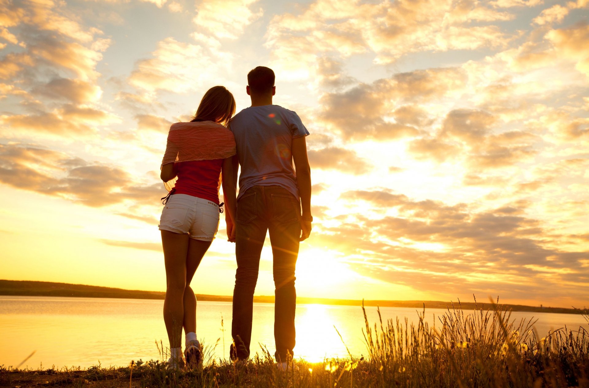 stimmung mädchen kerl frau mann shorts sport paar paar liebe sonnenuntergang romantik sonne himmel pflanze hintergrund tapete widescreen vollbild widescreen widescreen