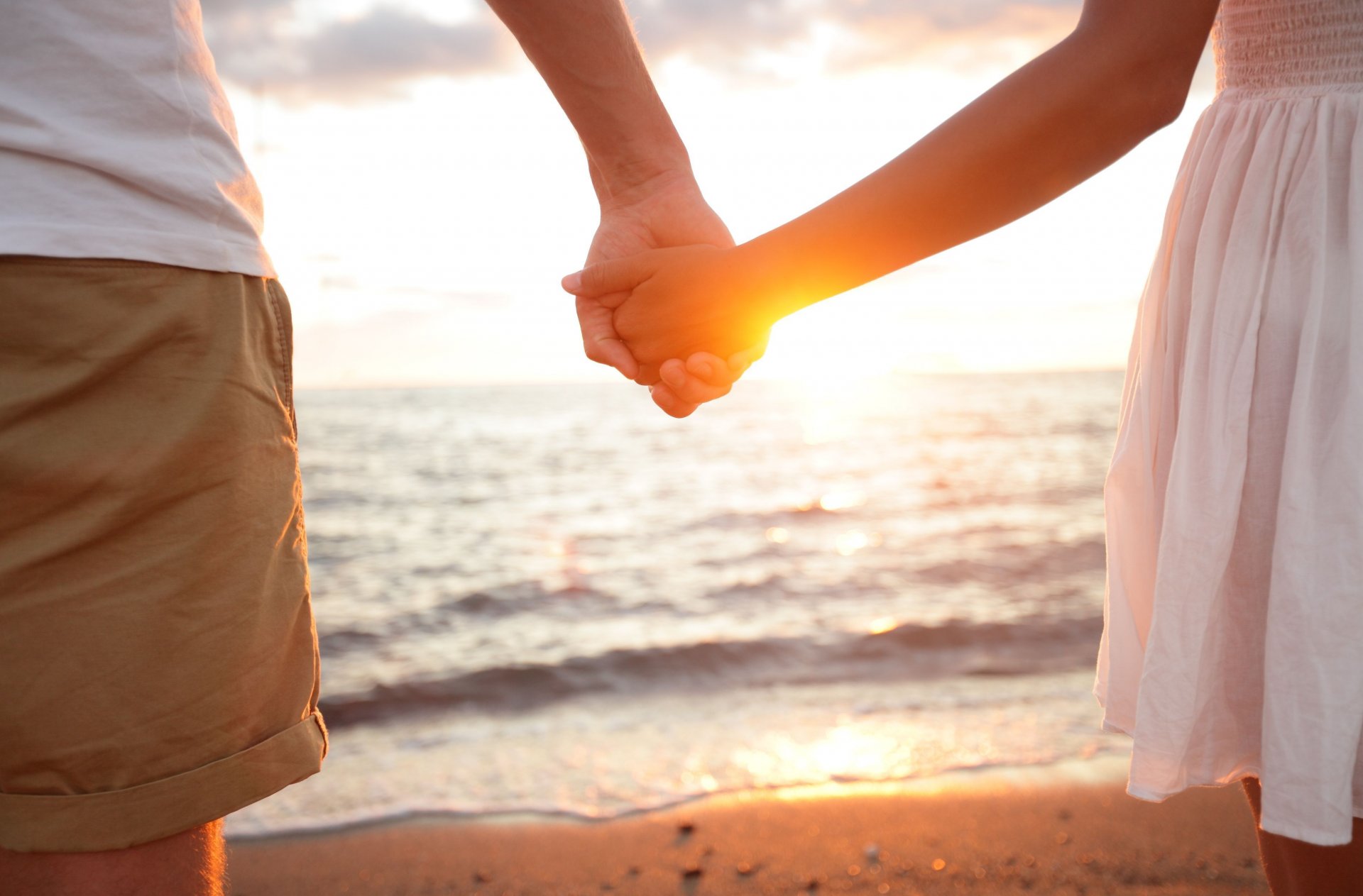 stimmungen mädchen kerl mann frau hände paar paar liebe zusammen gefühle zärtlichkeit sand meer wasser hintergrund person sonne tapete widescreen vollbild widescreen