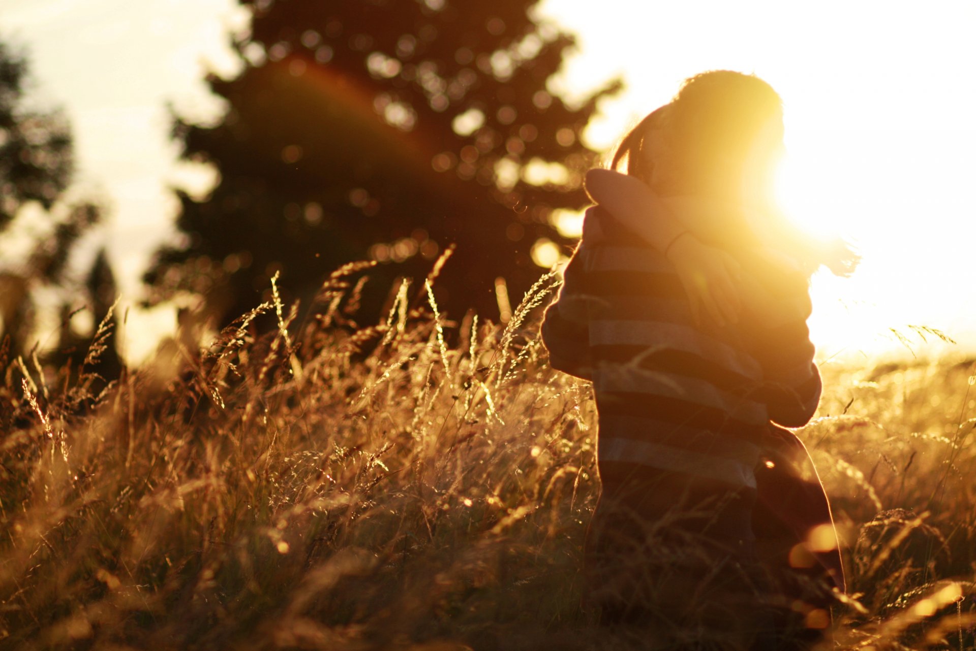 stati d animo ragazza ragazzo donna uomo coppia coppia amanti abbraccio sentimenti amore sole campo piante sfondo carta da parati widescreen schermo intero widescreen widescreen