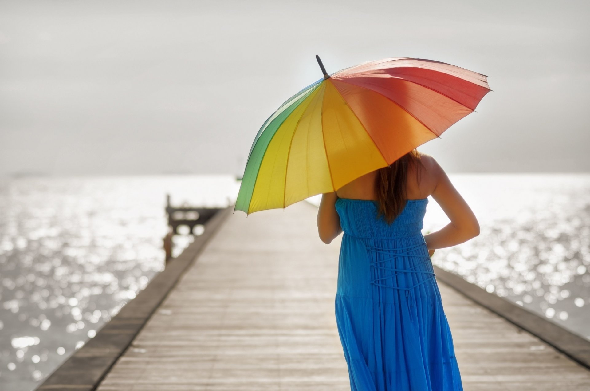 humeur fille femme robe bleu parapluie parapluie coloré couleurs mer eau éblouissement soleil rayons réflexion fond fond d écran écran large plein écran écran large