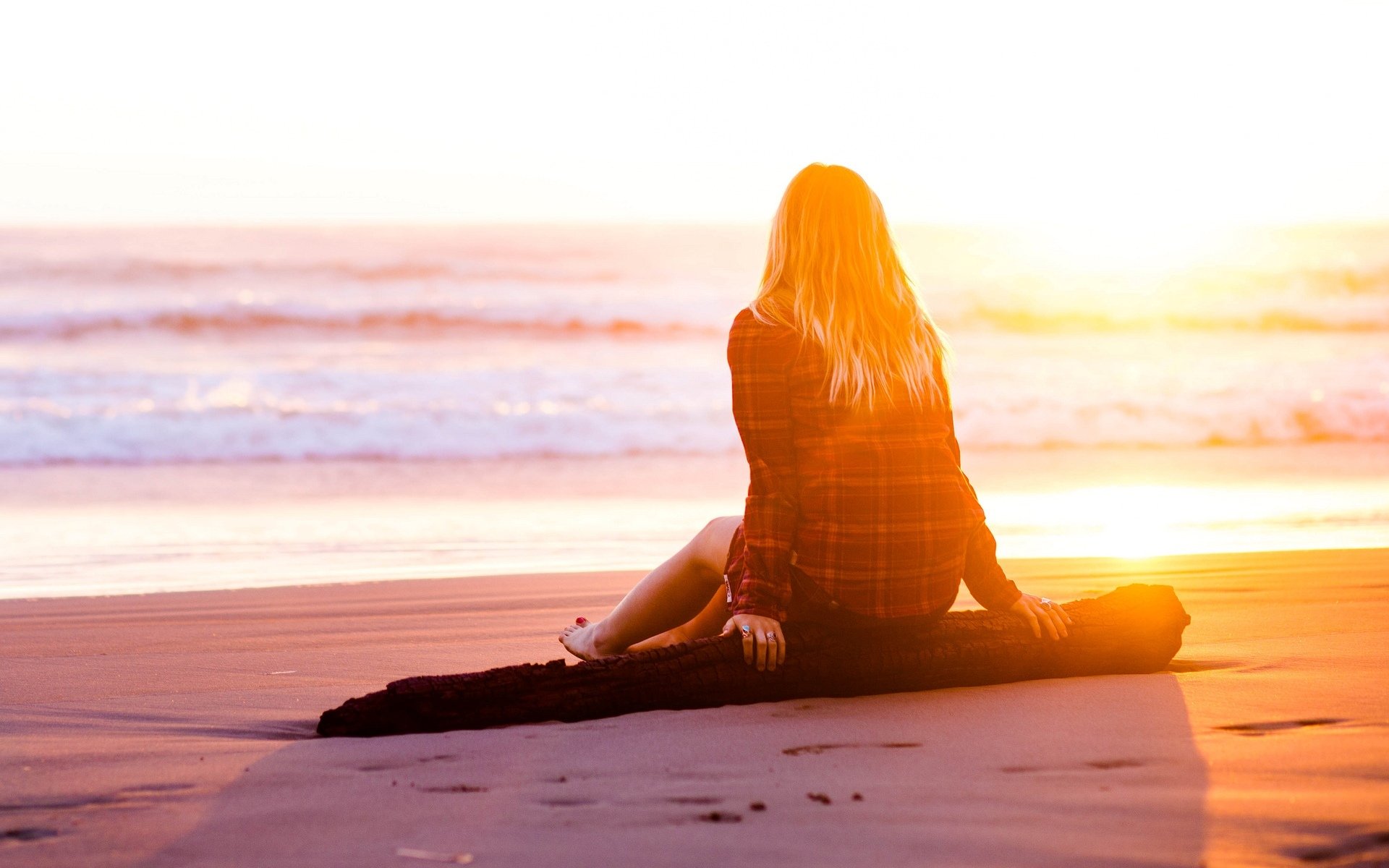 stimmung mädchen blonde haare sitzen baum baumstamm ruhe nachdenklichkeit gedanken träumen sand strand fußabdrücke sommer meer. fluss wasser sonne hintergrund tapete widescreen vollbild widescreen widescreen