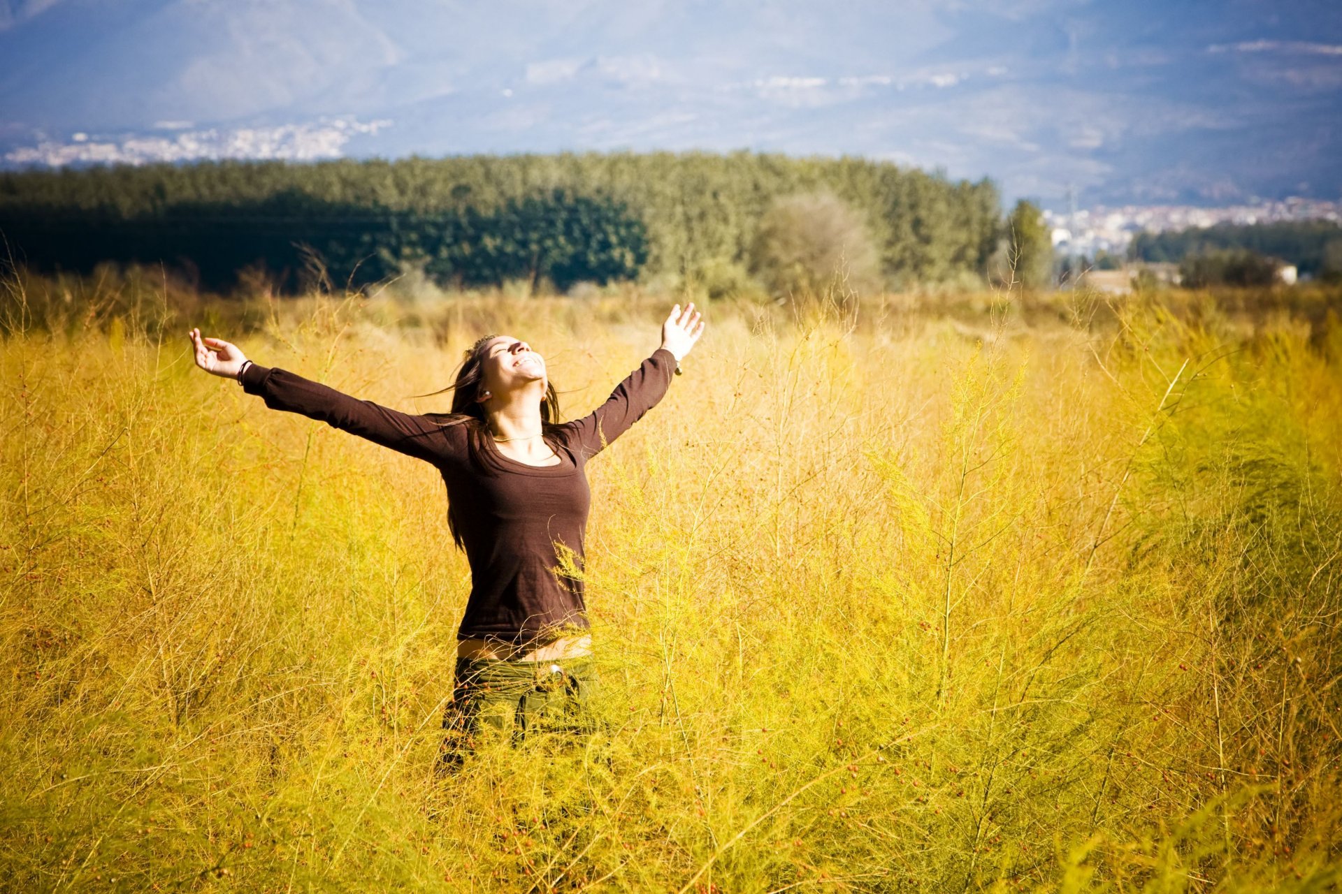 stimmung mädchen frau brünette positiv freude glück freiheit hände lächeln pflanze blumen bäume baum blätter blätter hintergrund widescreen vollbild widescreen tapete