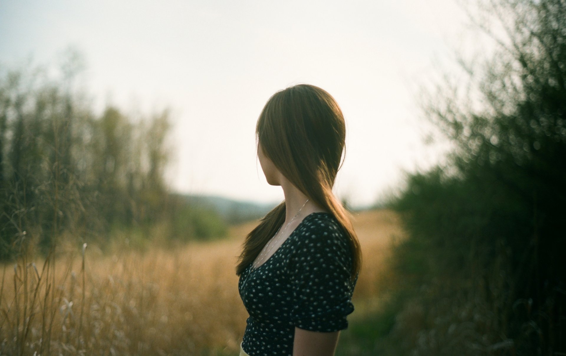 mood girl hair decoration accessory chain trees tree leaves foliage blur background wallpaper widescreen fullscreen widescreen hair jewelry accessories chain spot