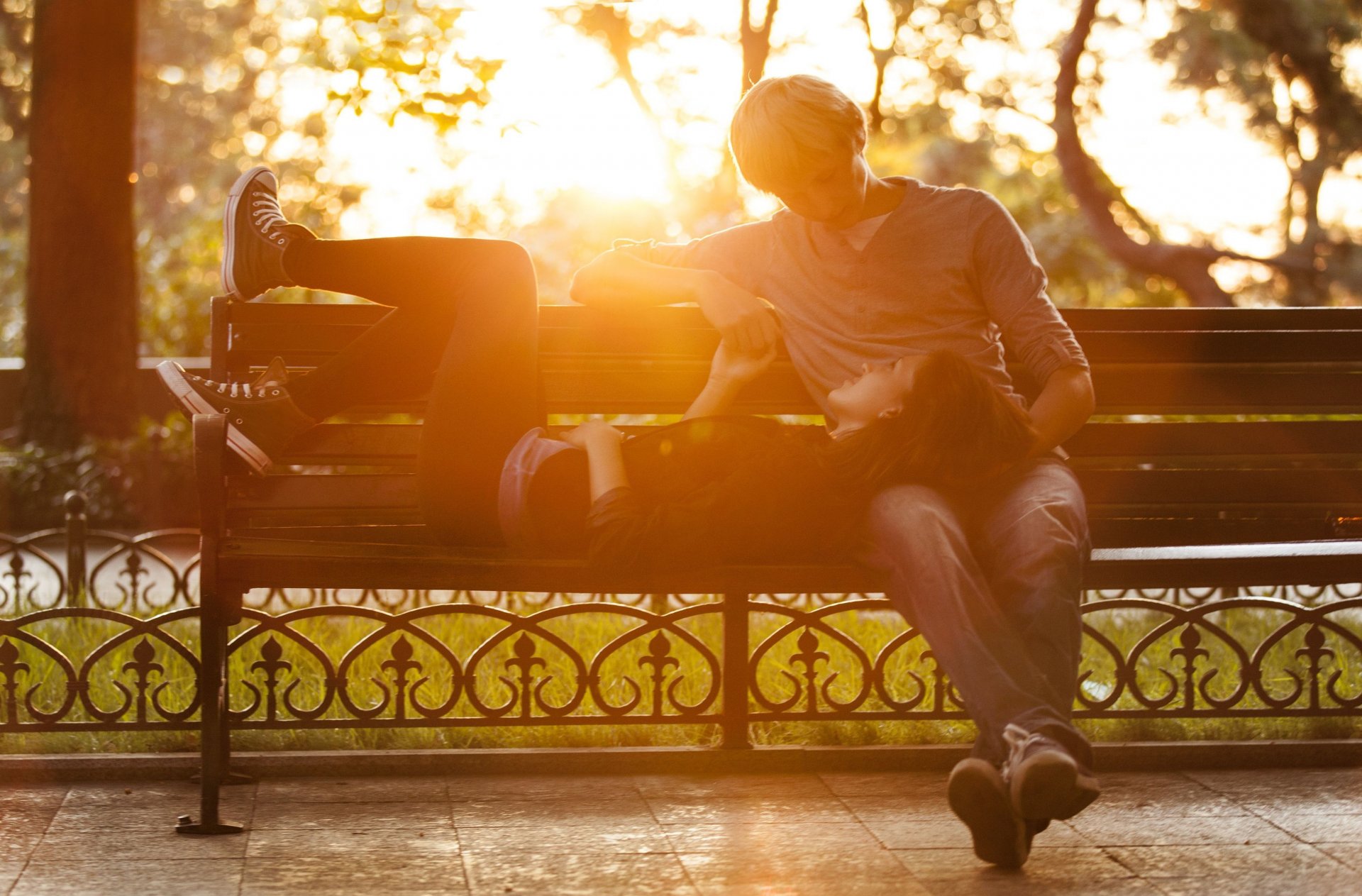 stimmungen mädchen kerl frau mann paar paar verliebt liebe gefühle romantik wärme bank gespräch kommunikation bank bank natur baum sonne tag hintergrund tapete widescreen vollbild widescreen wand