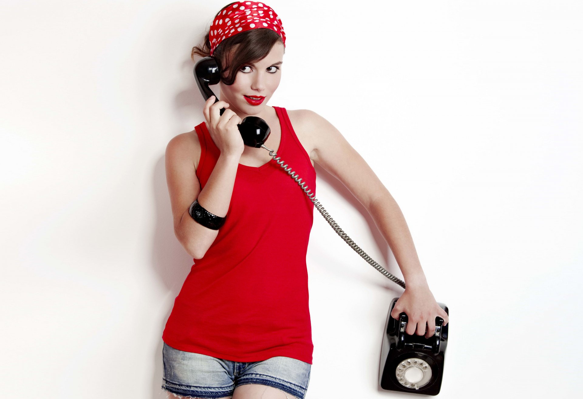 nastrój telefon piękna dziewczyna rozmawia telefon stacjonarny retro styl pin-up nowoczesny pin-up