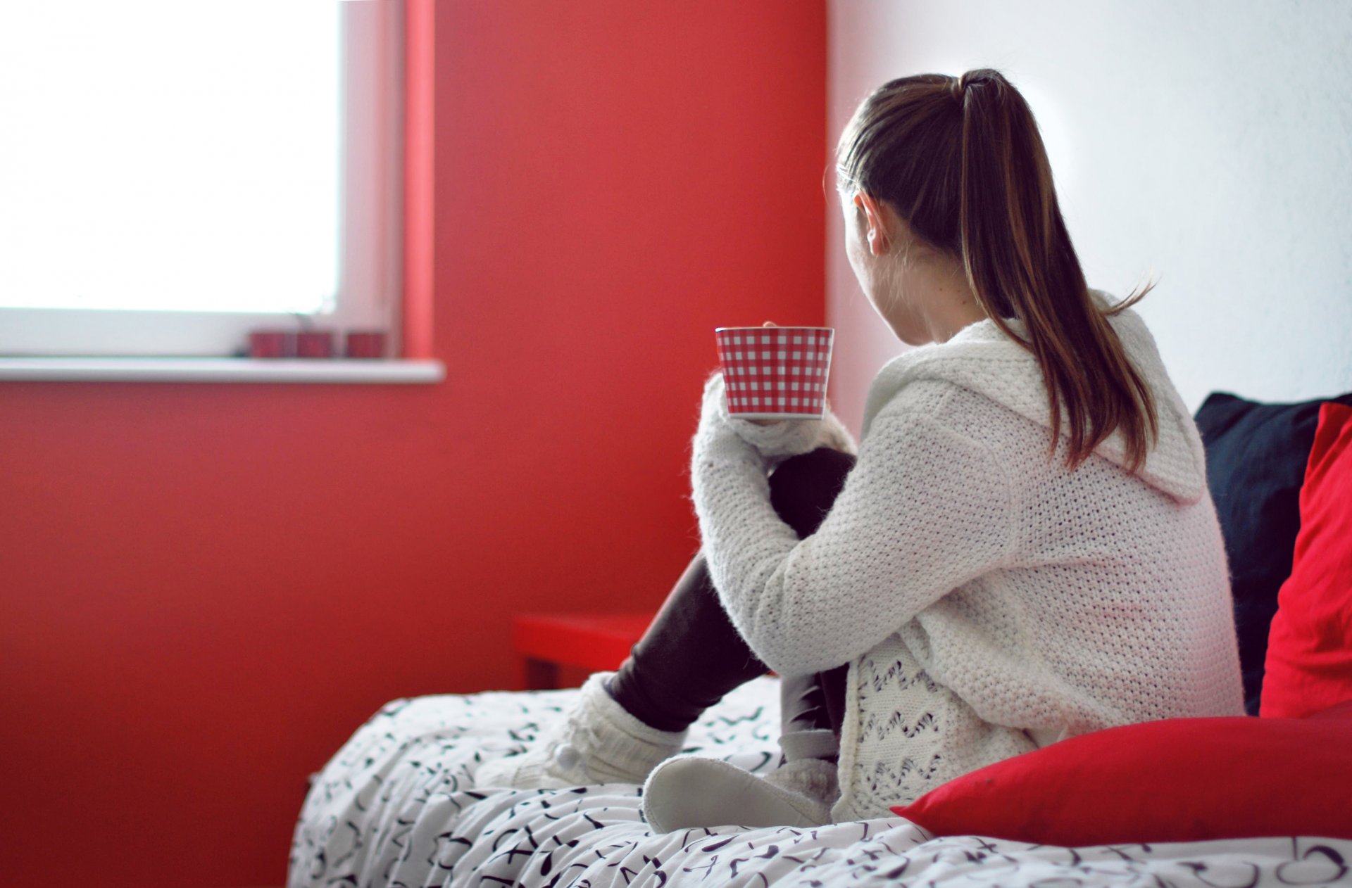 mood girl brunette sweater knitted home comfort pillows red bed crib mug cup tea warmth background wallpaper widescreen fullscreen widescreen widescreen