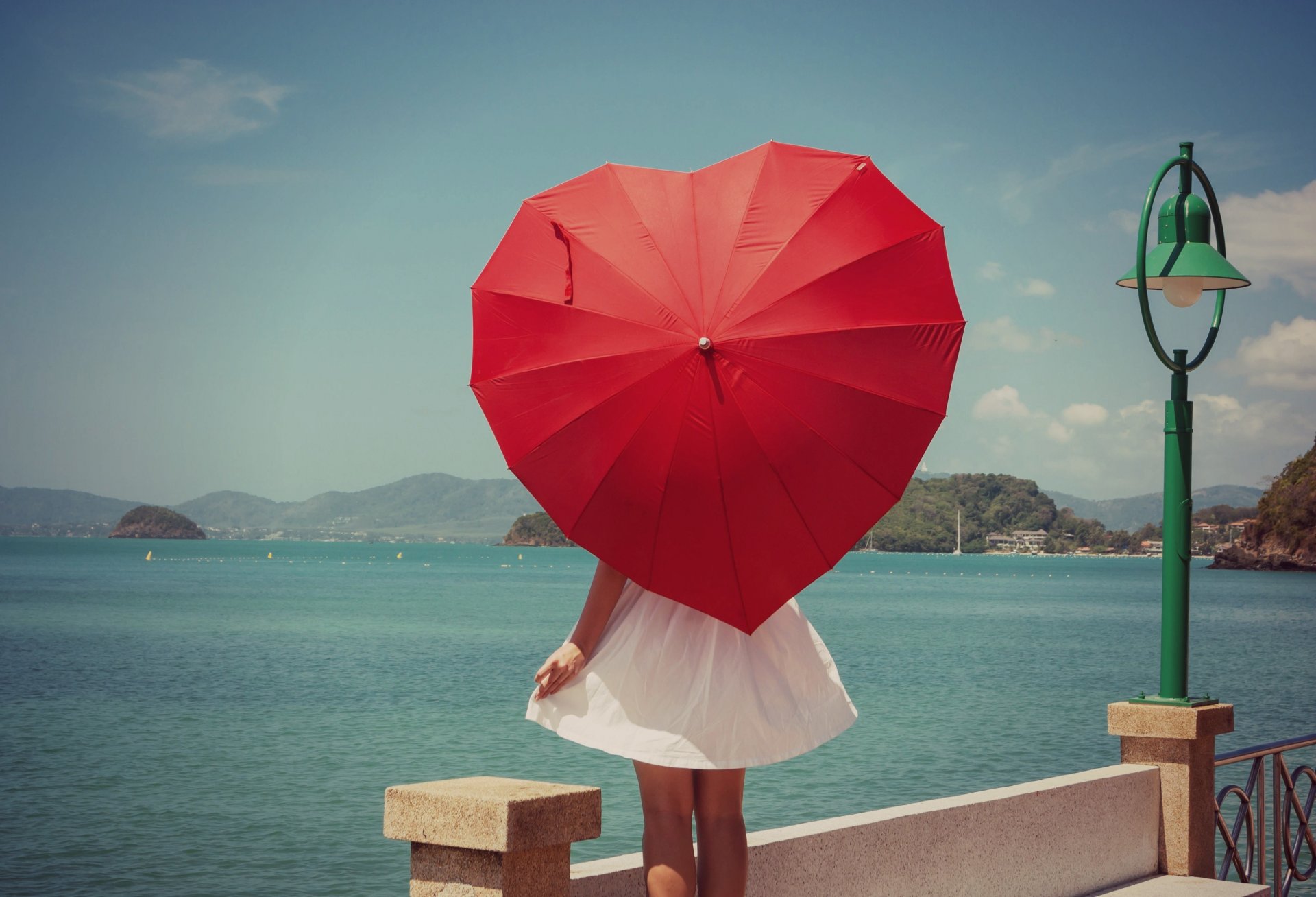 mood ragazza ombrello ombrello rosso forma cuore cuore vestito mare acqua fiume natura cielo sfondo carta da parati widescreen schermo intero widescreen widescreen