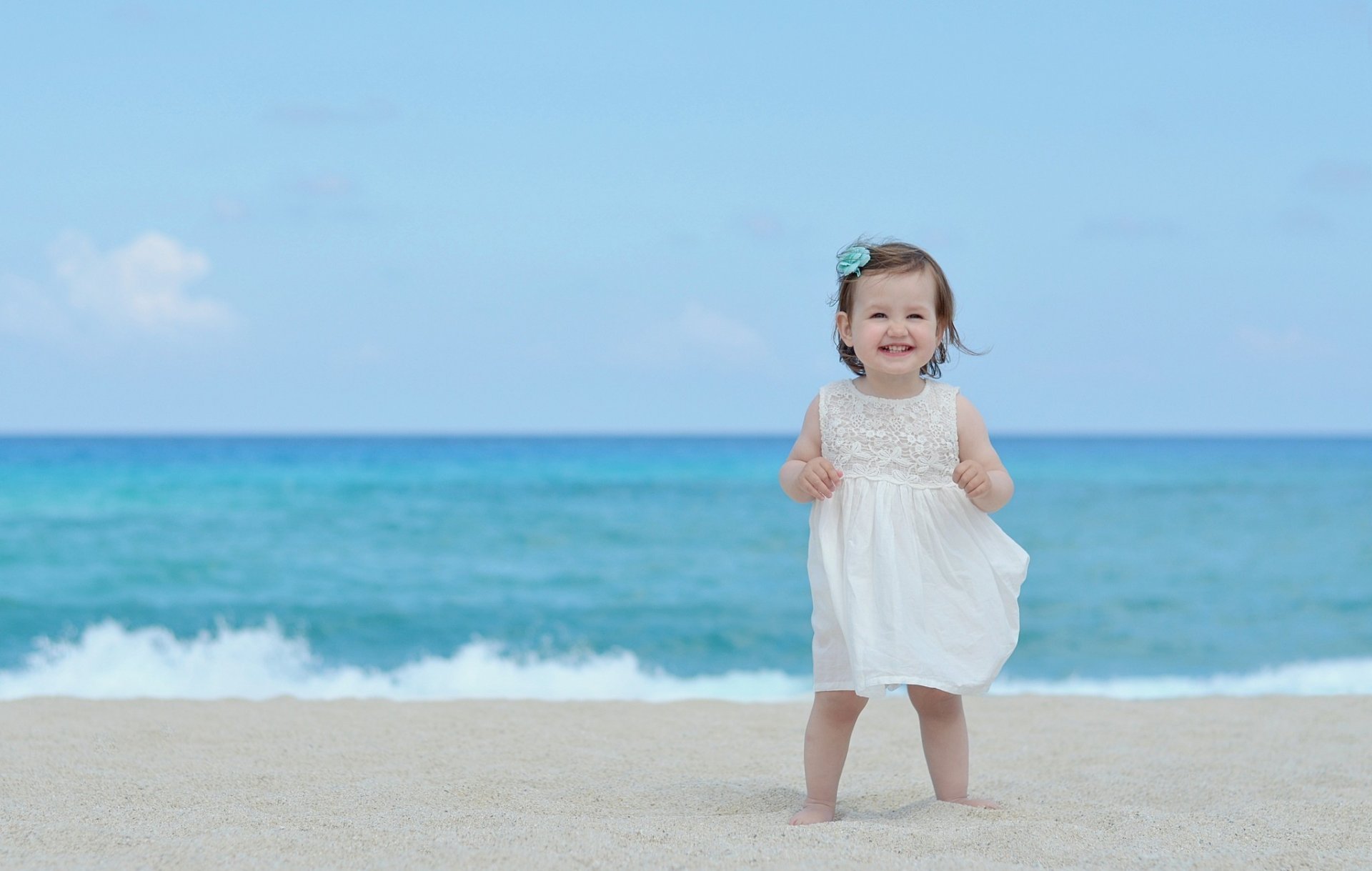 stimmungen kinder mädchen kind baby baby lächeln kleid sand strand meer welle himmel sommer hintergrund tapete widescreen vollbild widescreen widescreen