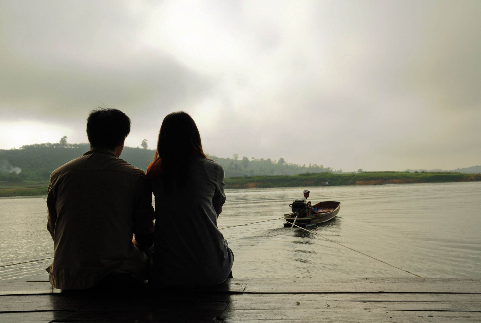 stimmungen mädchen kerl mann frau paar liebhaber liebe gefühle romantik warm boot meer fluss wasser hintergrund tapete widescreen vollbild widescreen widescreen