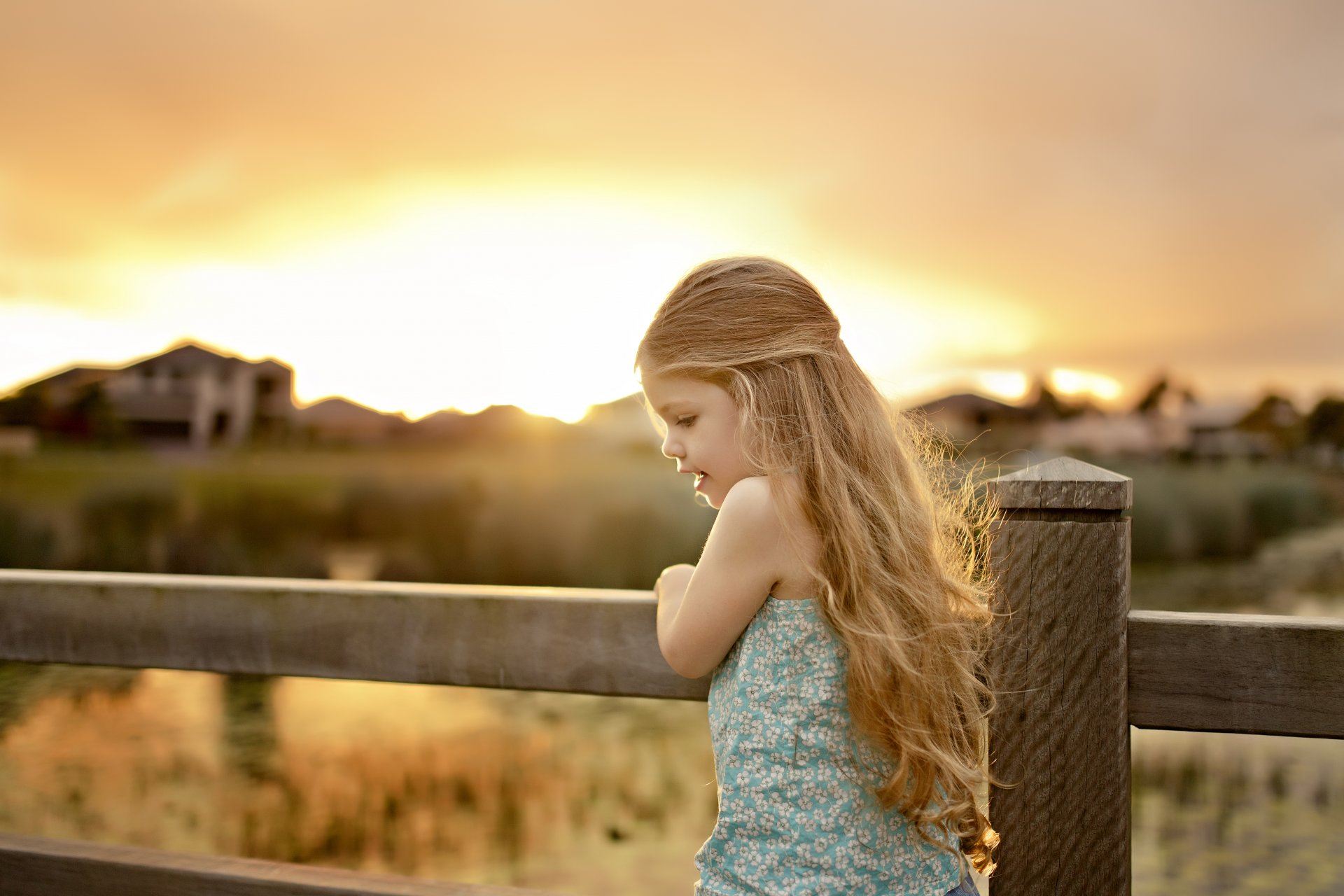 stimmungen kinder mädchen baby kind lange haare bewegung zaun zaun natur haus pflanzen hintergrund tapete widescreen vollbild widescreen widescreen