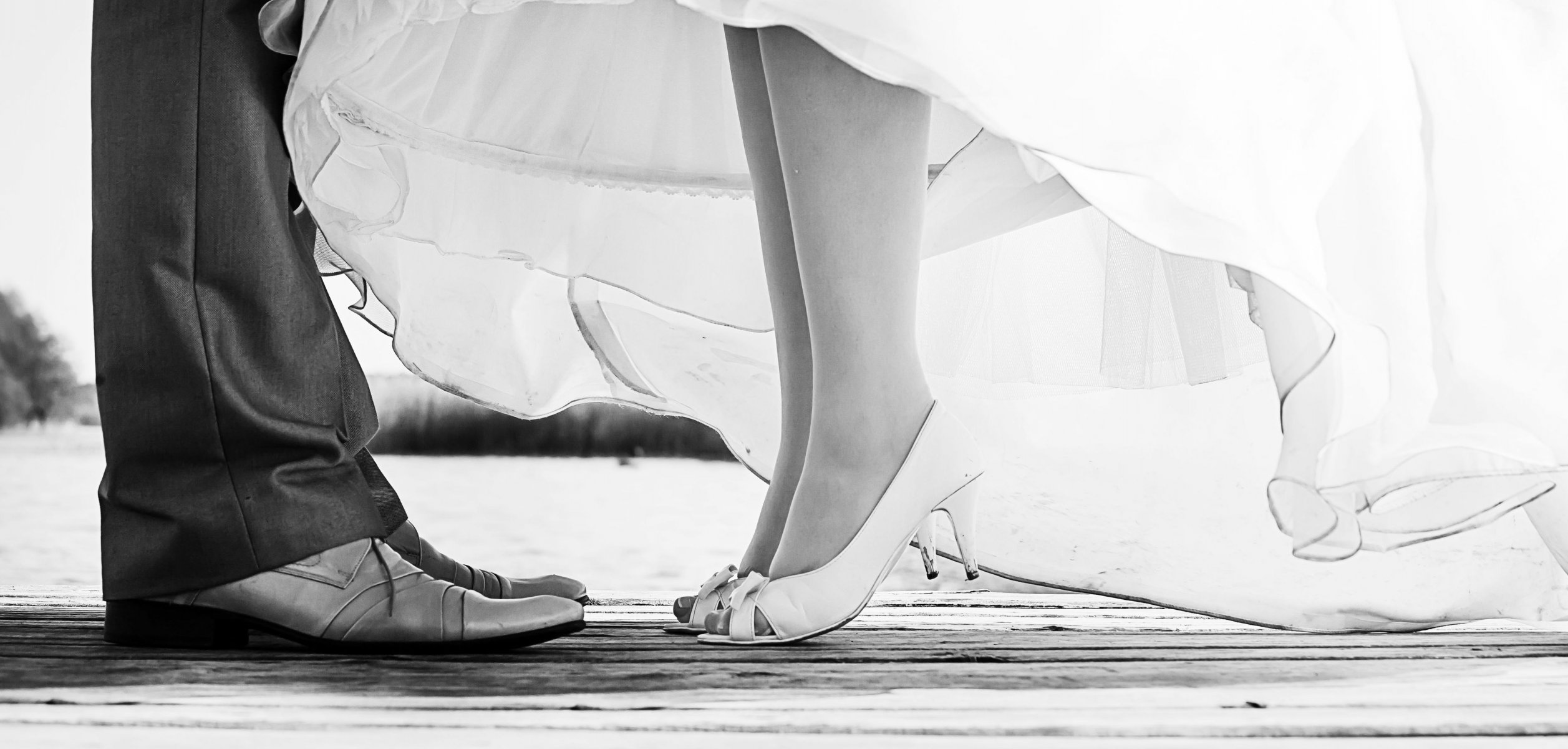 stimmung mädchen kerl frau mann braut bräutigam hochzeit urlaub hochzeitskleid anzug smoking schuhe füße schuhe schuhe schwarz und weiß hintergrund tapete widescreen vollbild widescreen widescreen w