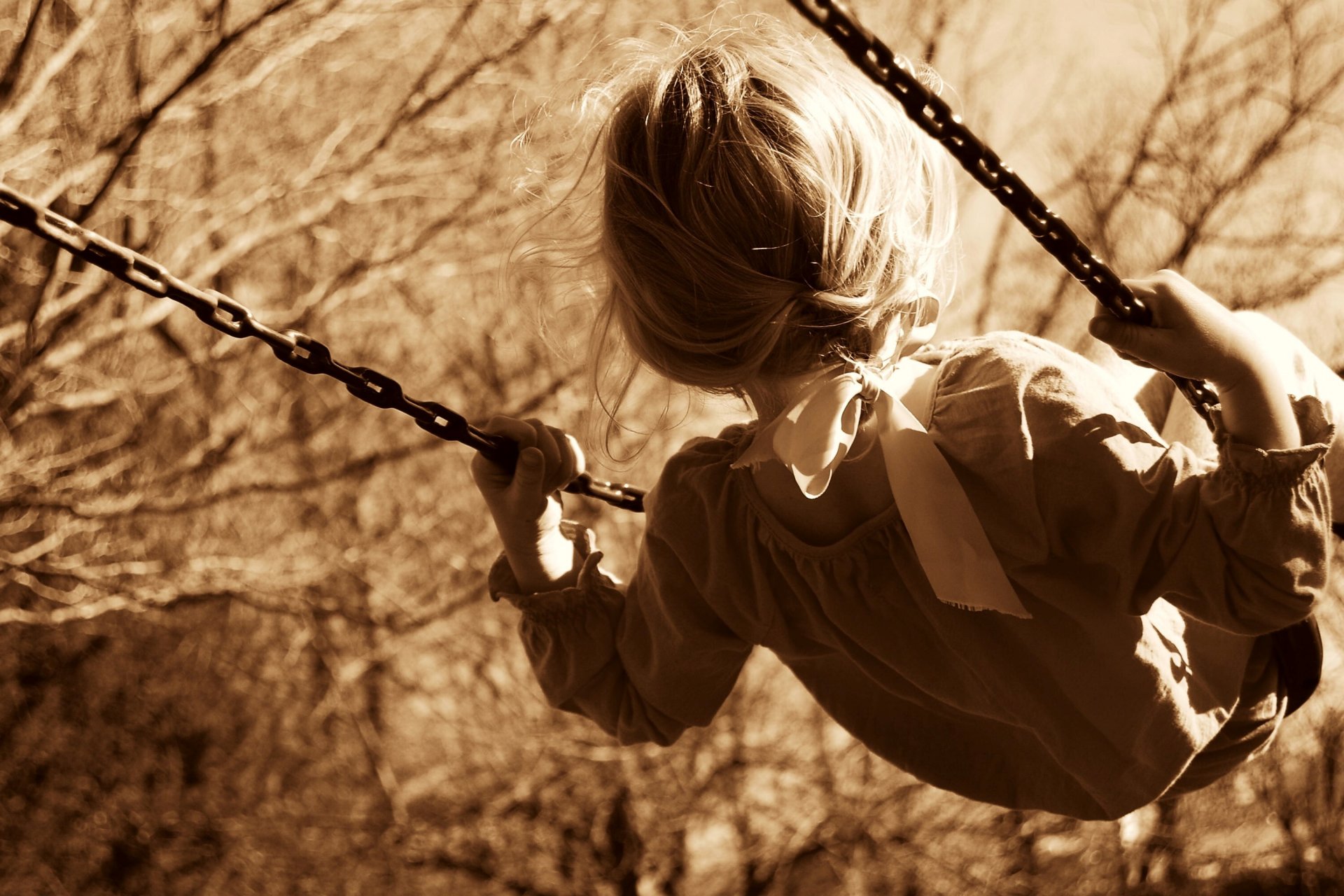 stimmungen kinder mädchen kind frisur bogen band band kindheit schaukel kette kette natur bäume sepia hintergrund tapete widescreen vollbild widescreen widescreen