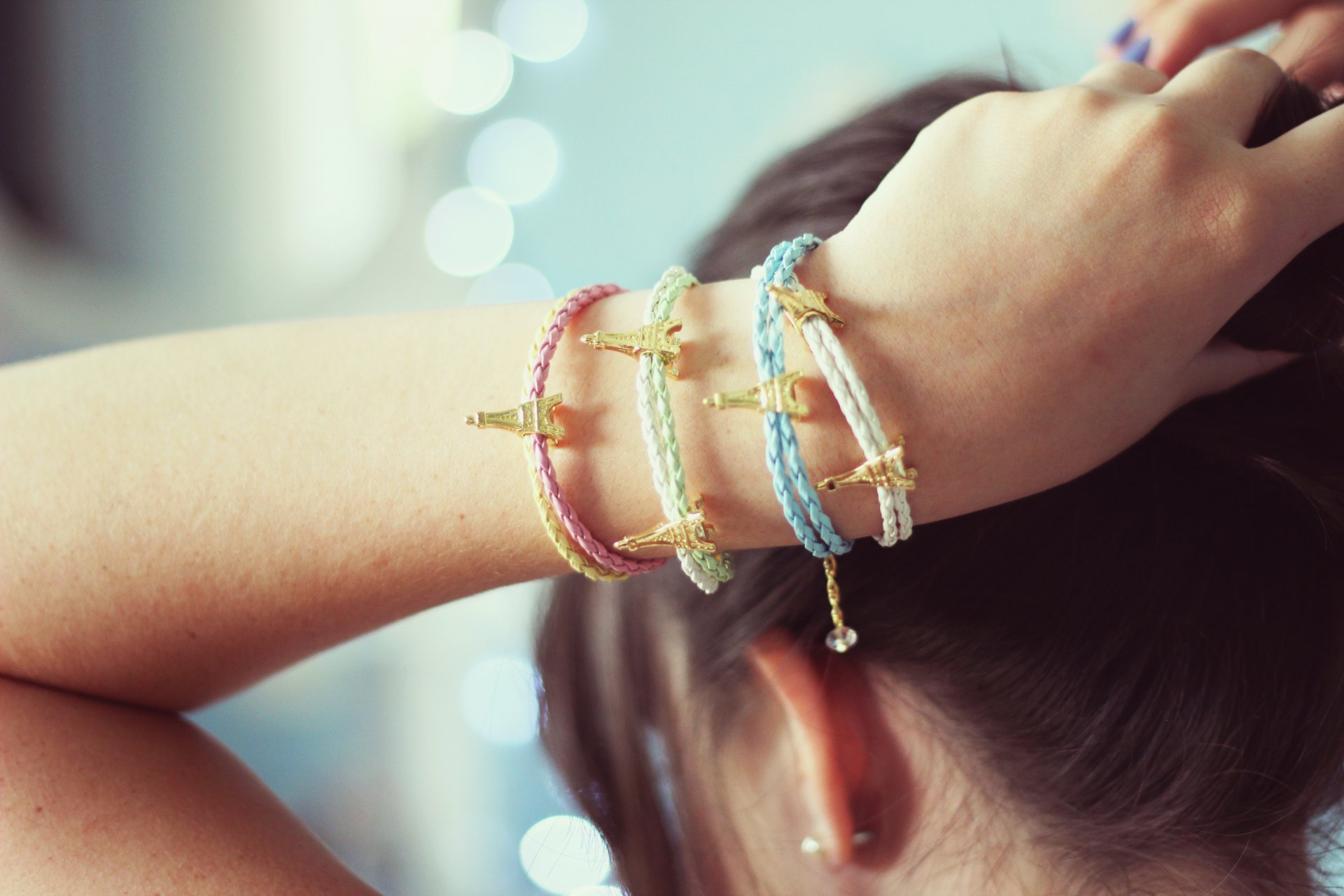 estado de ánimo chica morena mano pulseras adornos fondo fondo de pantalla