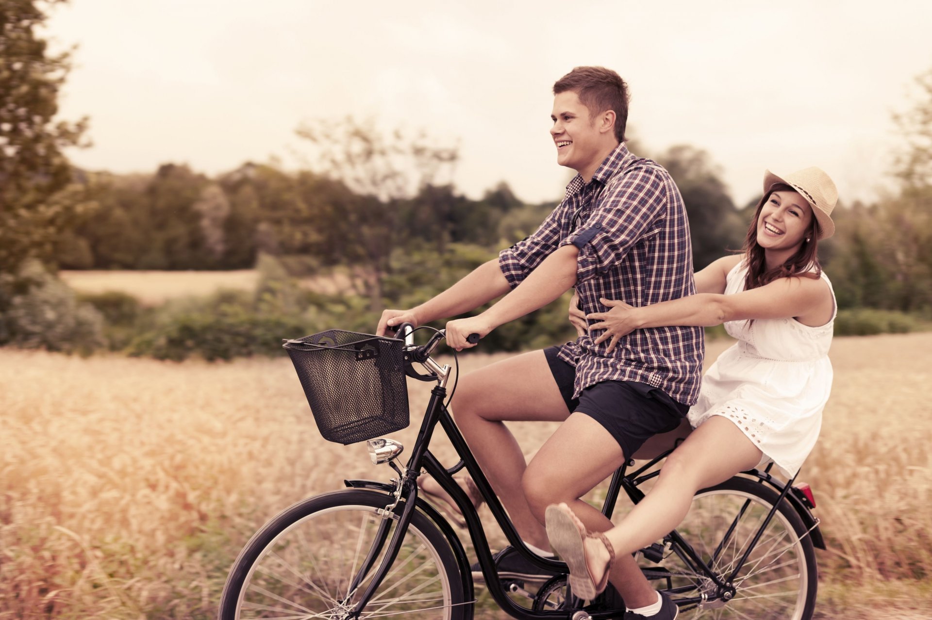 humeur fille gars homme femme couple couple amoureux vélo sport joie rire sourire chapeau panier repos. relax nature plantes feuillage feuilles fond papier peint écran large plein écran écran large le plus