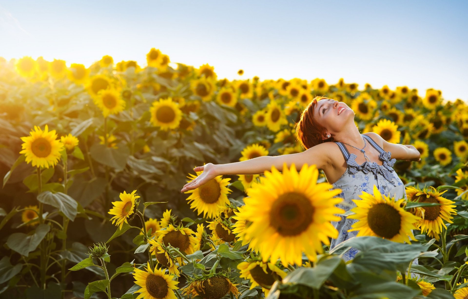 stimmung mädchen lächeln positiv glück freude hände feld blumen blumen sonnenblume sonnenblumen gelb hintergrund himmel tapete widescreen vollbild widescreen widescreen