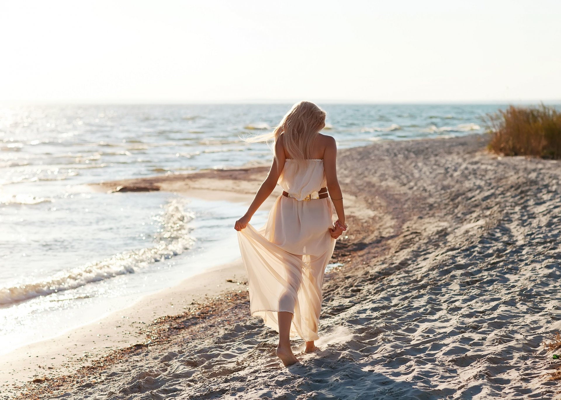 umore ragazza bionda vestito cintura sabbia spiaggia mare acqua. onde natura libertà sfondo widescreen schermo intero carta da parati