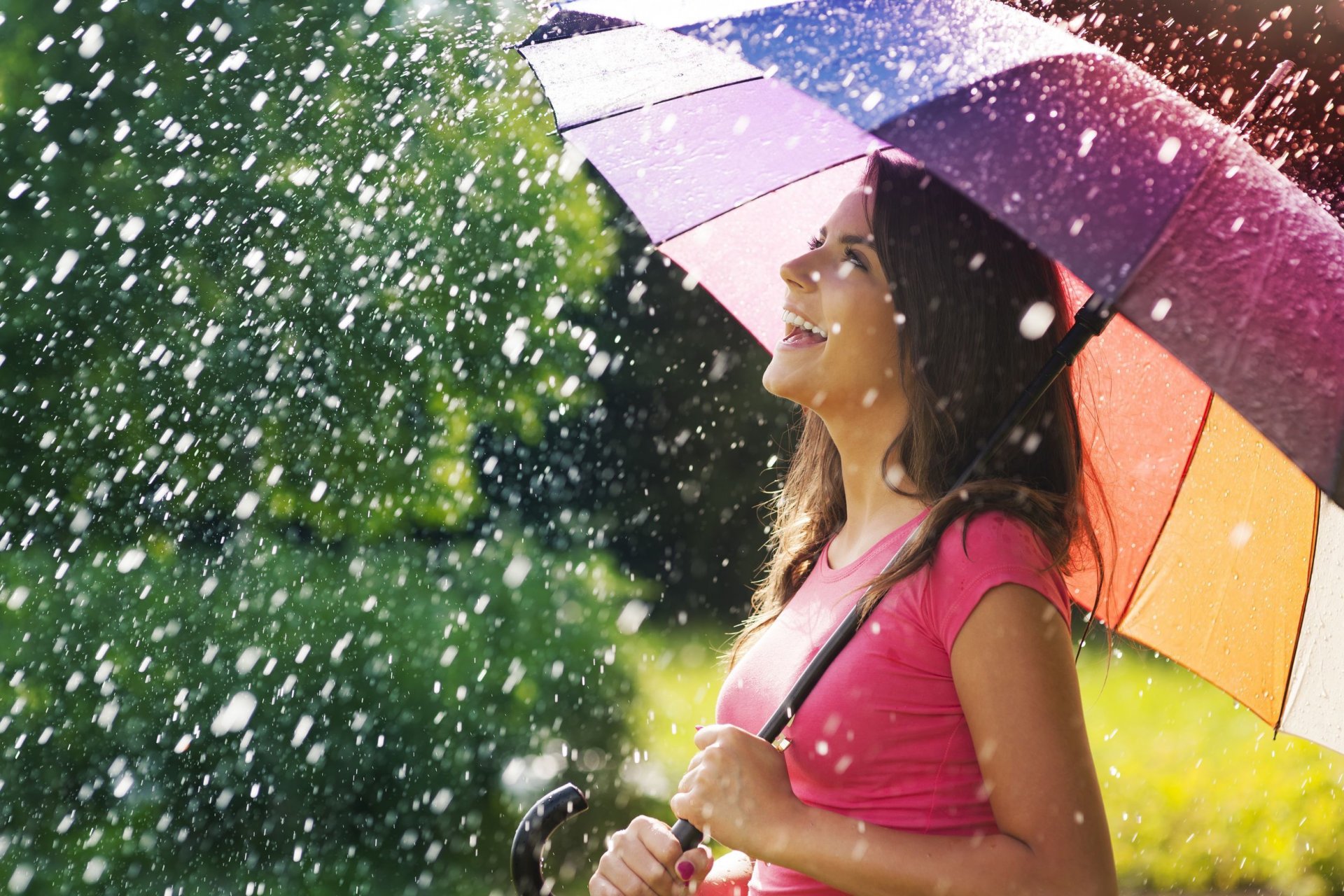 nastrój dziewczyna brunetka uśmiech radość szczęście pozytywny parasol parasol deszcz lato tło tapeta panoramiczny pełny ekran panoramiczny panoramiczny