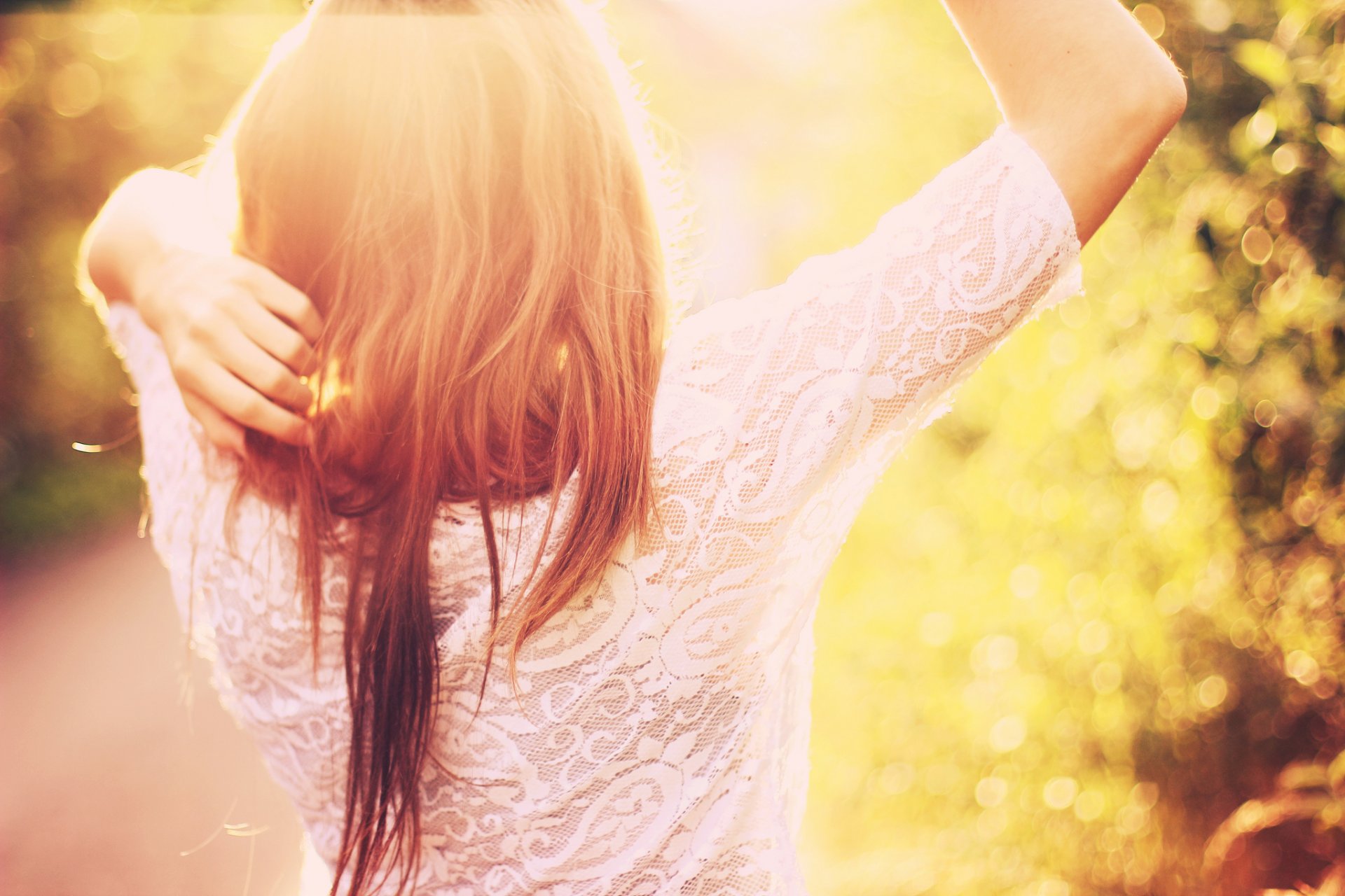 fille cheveux dos soleil bokeh