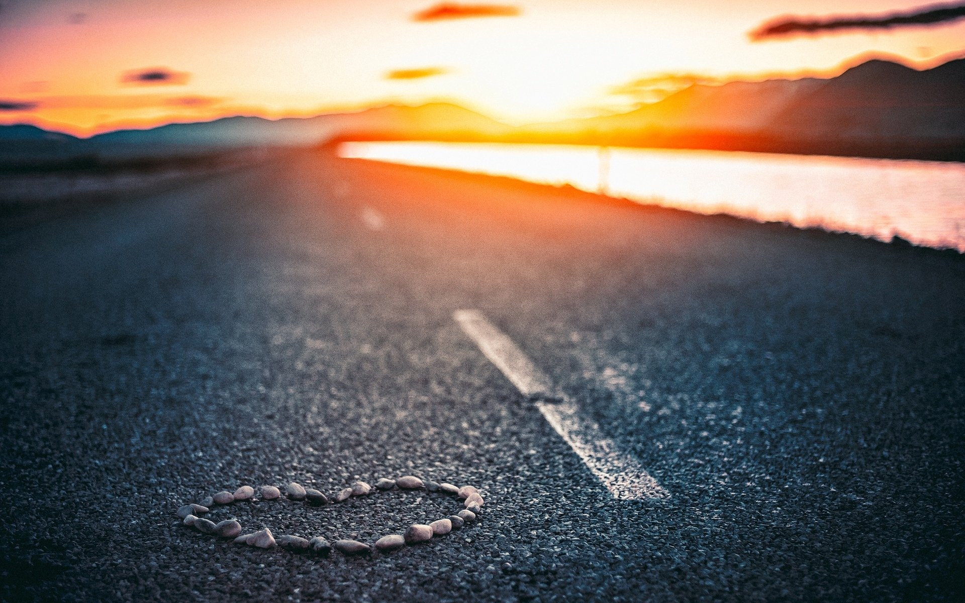 stimmungen straße steine kiesel herz herz liebe asphalt wasser fluss sonnenuntergang sonne himmel wolken unschärfe hintergrund tapete widescreen vollbild widescreen