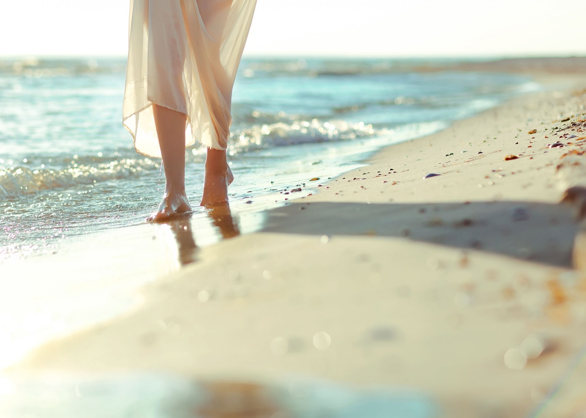 stati d animo ragazza piedi sabbia spiaggia mare onde pietre ciottoli natura sfondo widescreen schermo intero carta da parati hd wallpapper