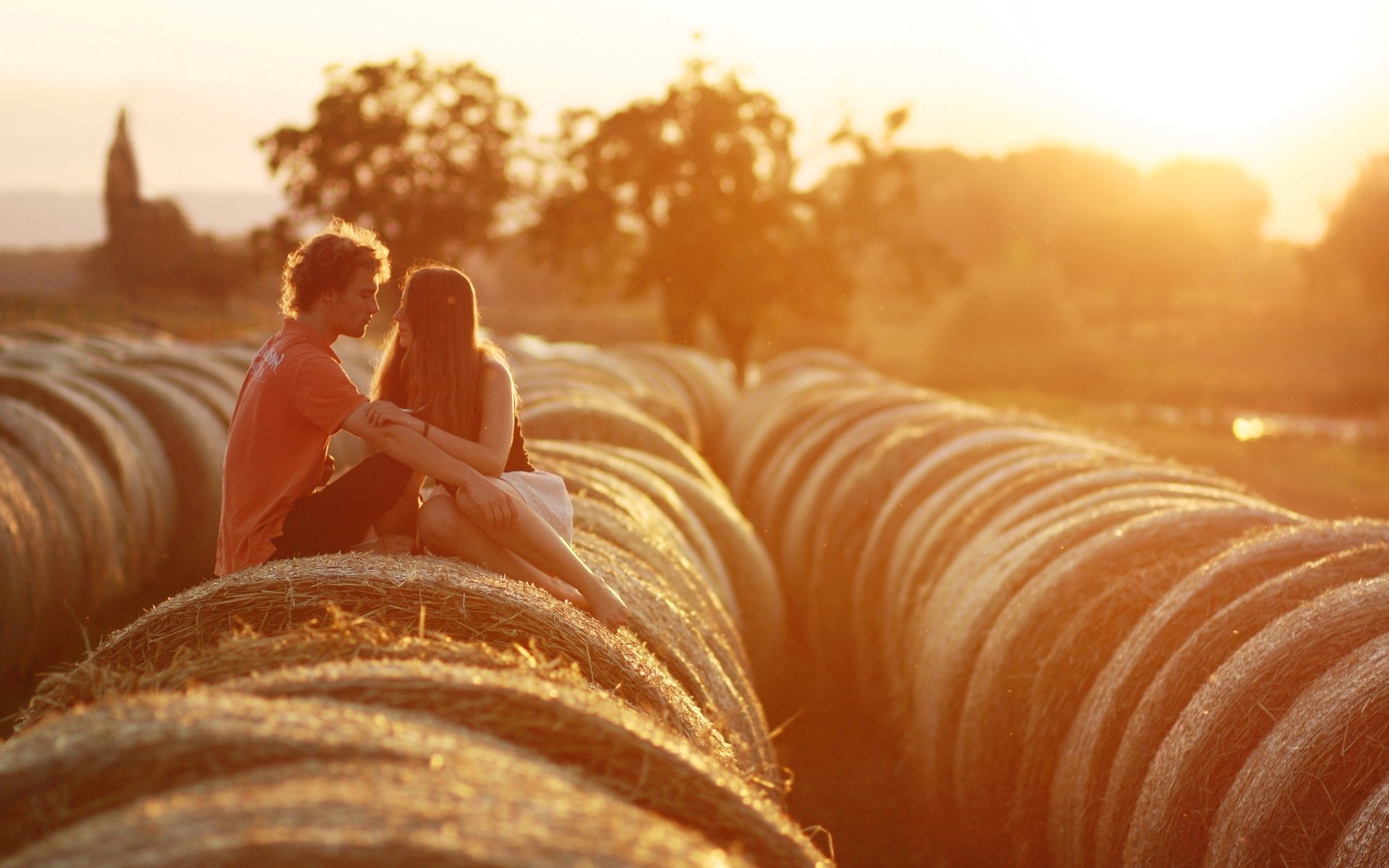 stati d animo ragazza ragazzo donna uomo coppia coppia amanti amore sentimenti romanticismo fieno pagliaio alberi natura sfondo carta da parati widescreen schermo intero widescreen widescreen