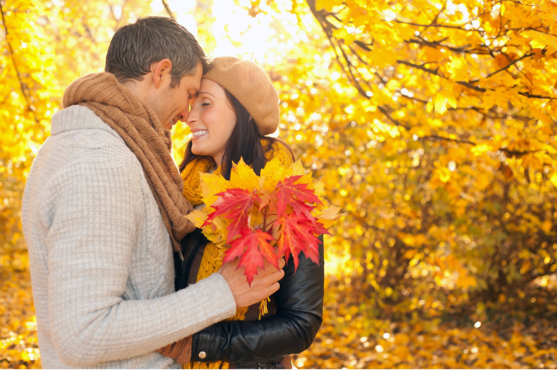 ragazza ragazzo autunno foglie parco