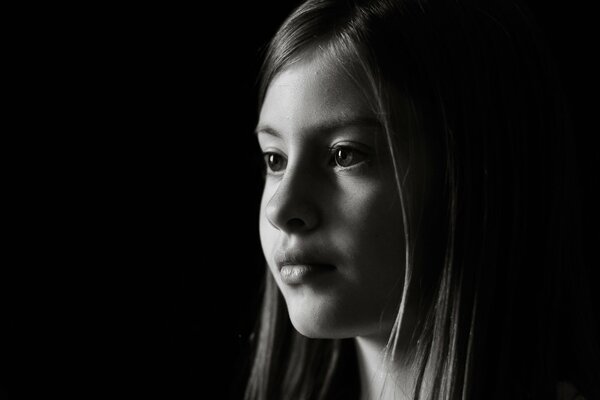 Foto en blanco y negro de la cara de una chica mirando a lo lejos