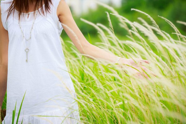 Fille avec pendentif clé sur fond d herbe