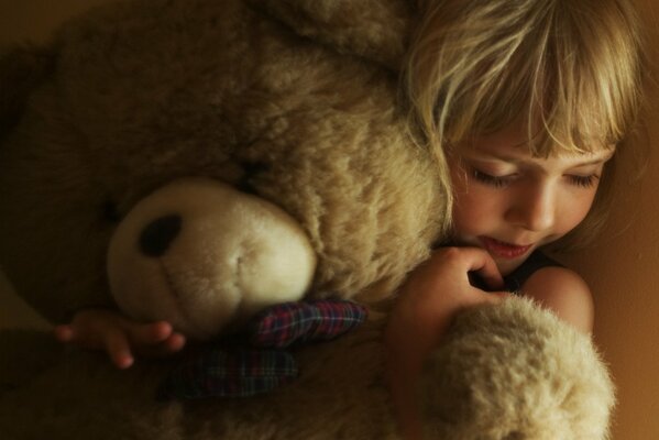 Jolie fille avec un ours en peluche