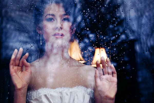 Brune fenêtre de pluie, aply sur la paume de verre