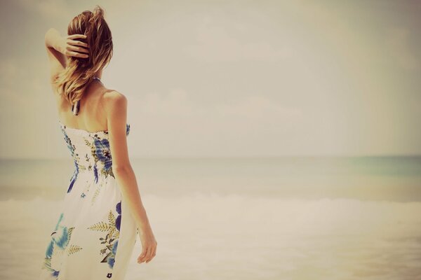 Девушка летом на пляже