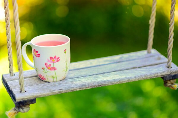 Tasse sur une balançoire sur un fond flou