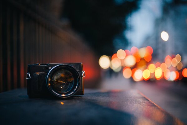 Abbagliamento e fotocamera si trova sulla strada