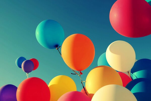Bunte Luftballons fliegen in den Himmel