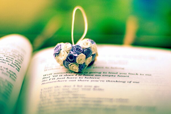 Figura de corazón de flores en el fondo de un libro abierto