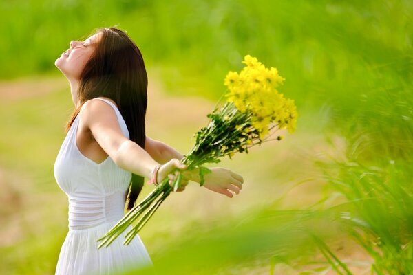 Fille dans le champ recueille des fleurs pour le confort de la maison