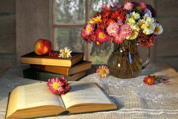 Natura morta bouquet di fiori e libri